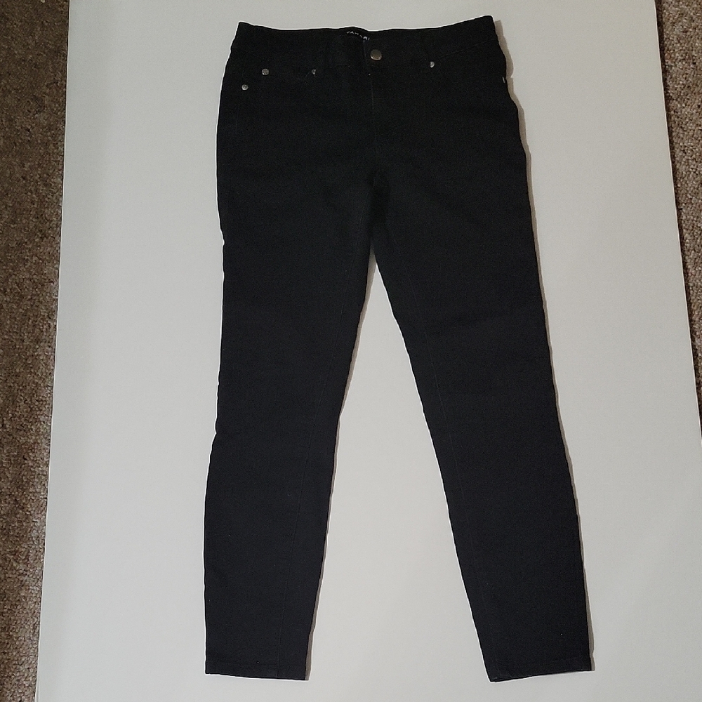 Tahari Classic Kelly Skinny Jeans. Size 4/27